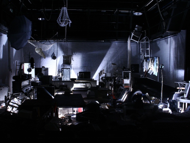 Bilde viser en scene rigget med masse utstyr.