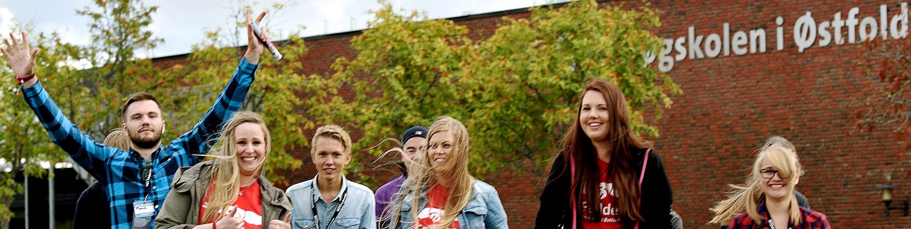 Students in front of Campus Halden