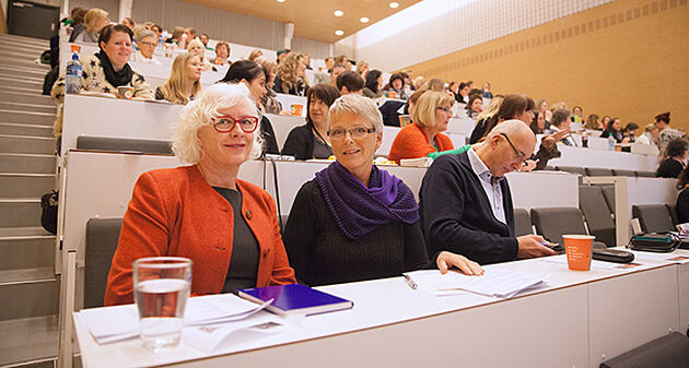 Fylkesmann Anne Enger åpnet barnehagekonferansen ved Høgskolen i Østfold.