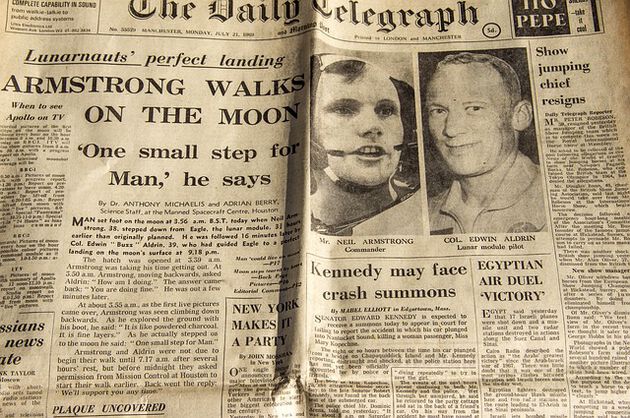 Bilde av avisutklipp som med overskrift om at Armstrong har gått på månen.