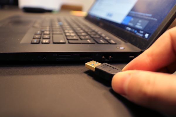 Koble HDMI til USB-adapter til PC