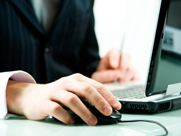 Bildet viser en person som jobber foran en pc-skjerm. 