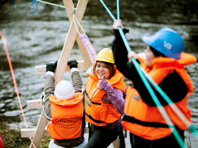Bildet viser studenter som konstruerer bro ved Børtevann i Østfold. 