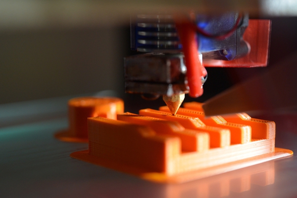 En 3D printer som skaper et objekter for oss. 