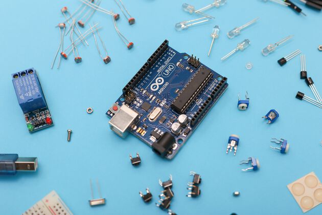 En Arduino mikrokontroller med tilhørende elektroniske komponenter.
