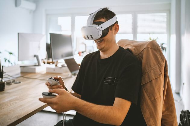 En mann med VR briller på som spiller et VR spill