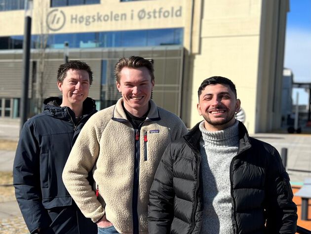 De tre prosjektdeltakerne står på rekke foran Høgskolen i Østfold i Fredrikstad