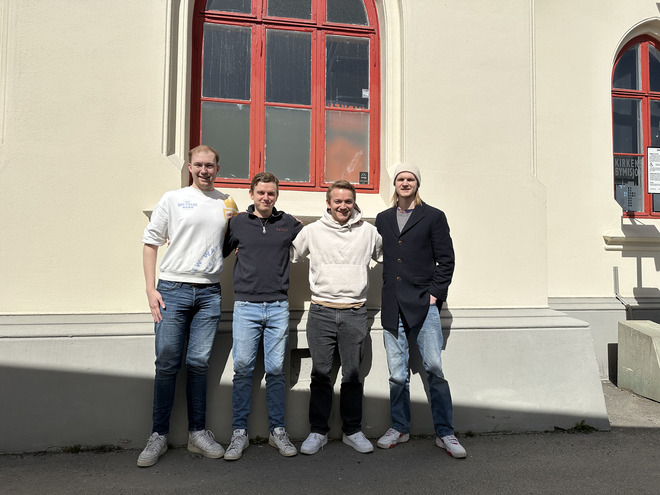 De fire prosjektdeltakerne Sebastian Román Amtrup, Thomas Jensen Gansmoe, Philip Eiler Nyhus Fleischer og Markus Inge Malkenes Utigard står på rekke.