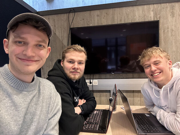 De tre prosjektdeltakerne Jesper Borgersen, Sindre Wennevold Gundersen og Filip Nordbye Golden sitter ved bordet.