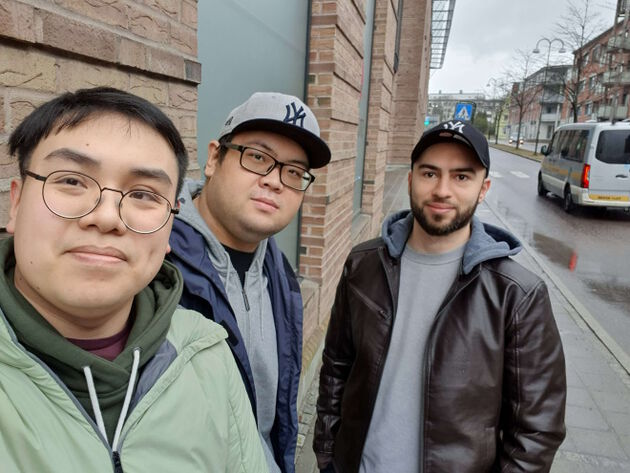 De tre prosjektdeltakerne Christian Nguyen, Yuming Mu og Omar Chaaban står på rekke.