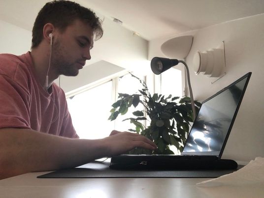 Anders Gjølstad arbeider foran en laptop.
