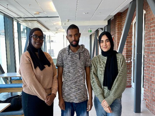 De tre prosjektdeltakerne Nora, Abdirahman og Amina står på rekke.