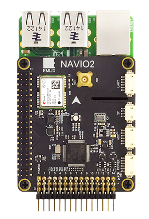 Bildet viser en Raspberry Pi med en Navio2 modul montert på Raspberry enheten. Navio2 er et avansert autopilot-hat (Hardware Attached on Top) designet spesielt for Raspberry Pi. Det gir Raspberry Pi de nødvendige verktøyene for å fungere som en fullverdig dronekontroller. Dette inkluderer integrerte sensorer som en gyroskop, akselerometer, magnetometer og barometer. Navio2 har også GPS for presisjonslokalisering og støtte for flere tilkoblingsmuligheter, inkludert telemetri og tilkobling til fjernstyringsutstyr. Det er kompatibelt med åpen kildekode autopilot-programvare som ArduPilot og ROS (Robot Operating System).