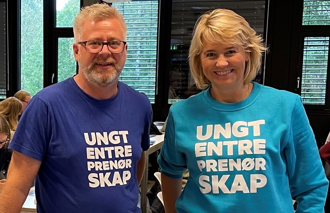 Her ses Sofus Heidenberg (til venstre) og Irene Bergsland (til høyre), som ledet entreprenørskapsopplegget for studentene ved 5-10-utdanningen. De har begge på seg t-skjorter påtrykket teksten "Ungt Entreprenørskap".