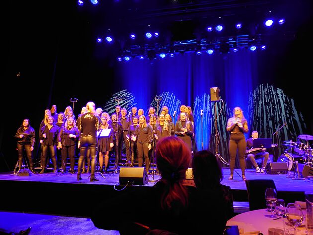 Six Wings Gospel, et kor fra Sarpsborg, underholder fra scenen under konferansemiddagen