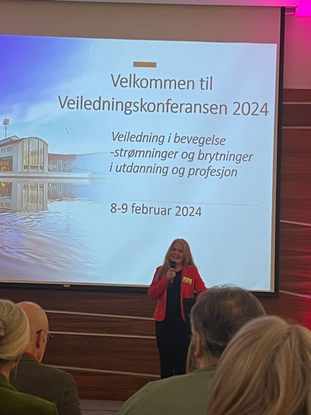 Ingrid Femdal ønsker velkommen til veiledningskonferansen 2024 fra scenen i Diamantsalen, Quality hotell
