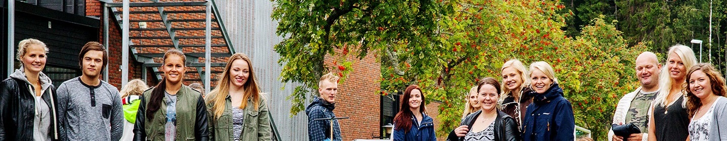 Bildet viser et titalls lærerstudenter som står ved siden av hverandre utenfor Høgskolen i Østfold.