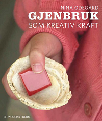 Dette bildet viser bokomslaget til Nina Odegaards bok "Gjenbruk som kreativ kraft", utgitt av Pedagogisk forum.
