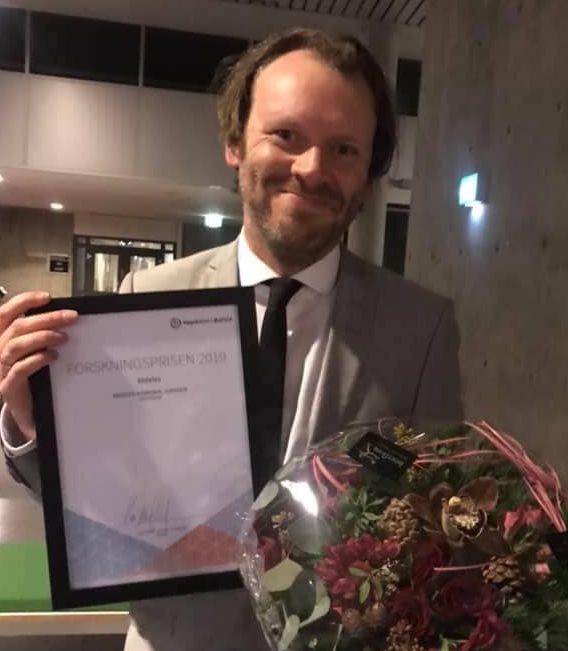 Anders Nordahl-Hansen viser frem diplom og blomster etter å ha mottatt prisen.