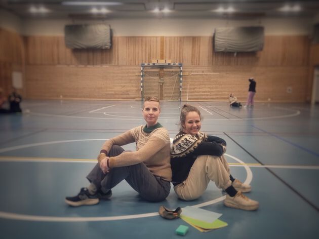 Kristine Høeg Karlsen og Annette Brandanger i sving med undervisningsopplegg om kroppslig læring.