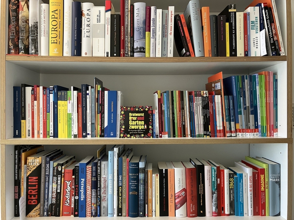 Das Bild zeigt einen Ausschnitt der DAAD-Handbibliothek an der Hochschule in Østfold im Büro der Ortslektorin.