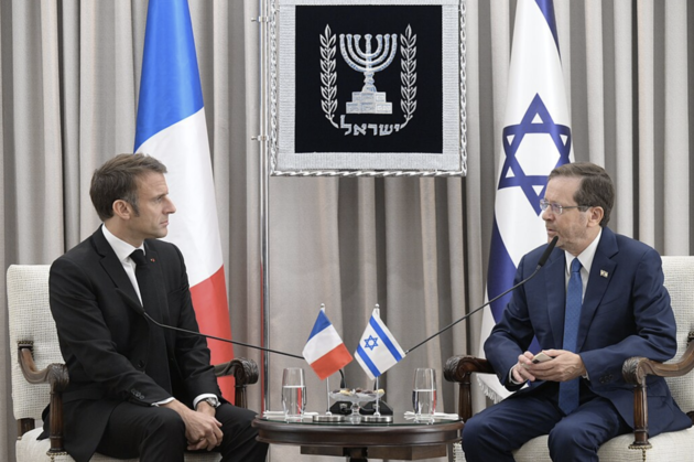 En komplisert innenrikspolitisk situasjon i Frankrike tvinger president Emmanuel Macron til et balansespill i krigen mellom Israel og Hamas. På bildet møtte president Macron Israels president Isaac Herzog in Beit HaNassi 24. oktober 2023.