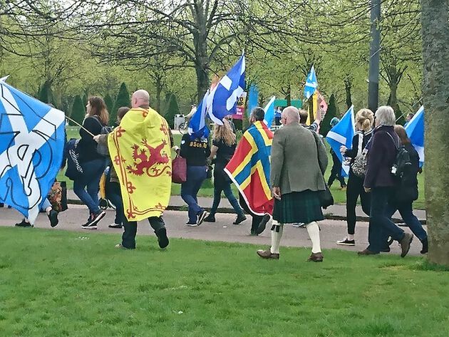 Skotske demonstranter med nordiske flagg i Glasgow