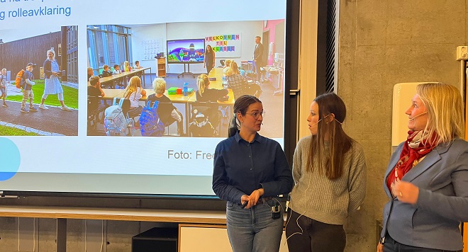 Bildet viser hhv. Marte, Kikki og Christine som står foran en storskjerm med presentasjonen deres.