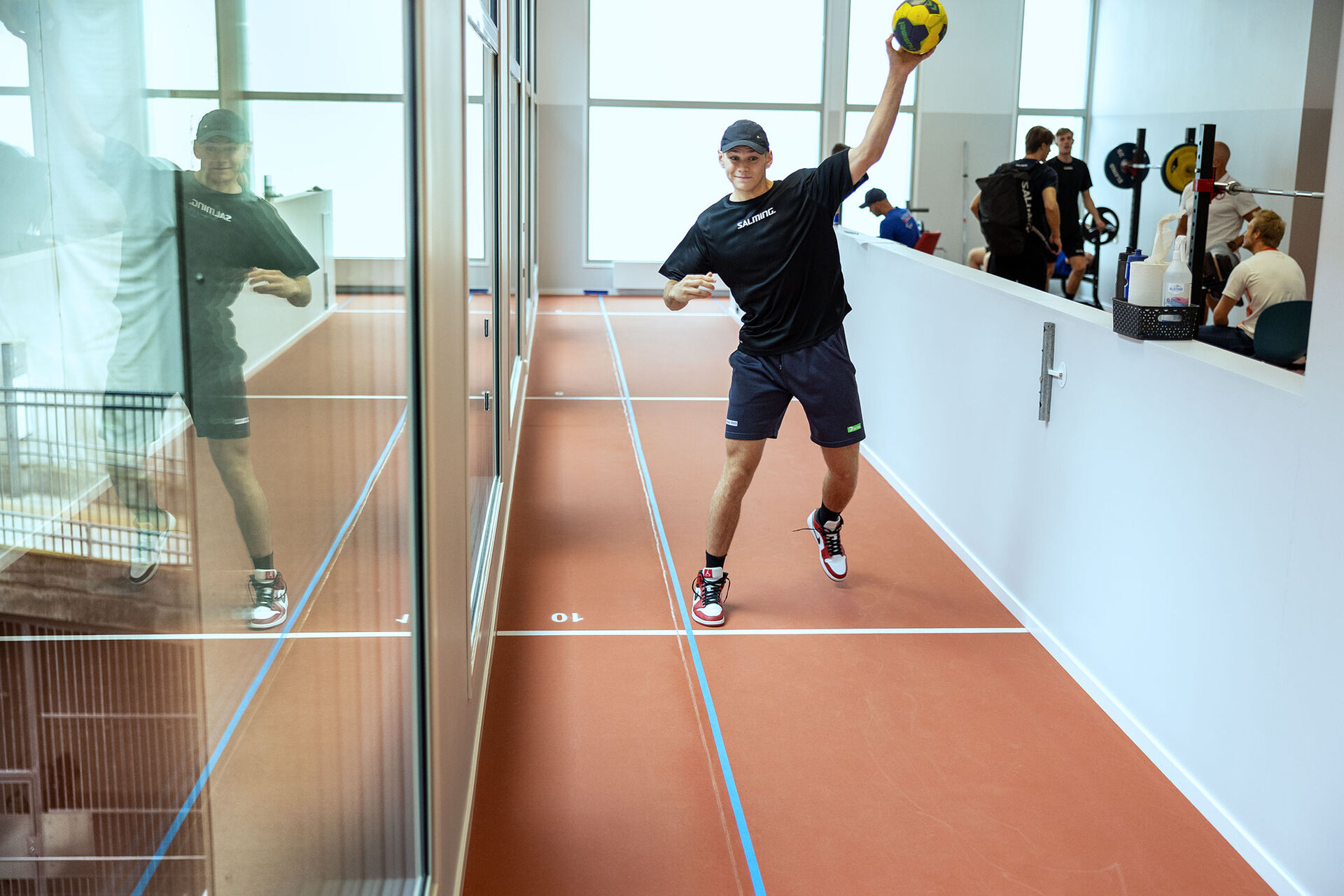 Bildet viser håndballspiller som tester sin skuddhastighet