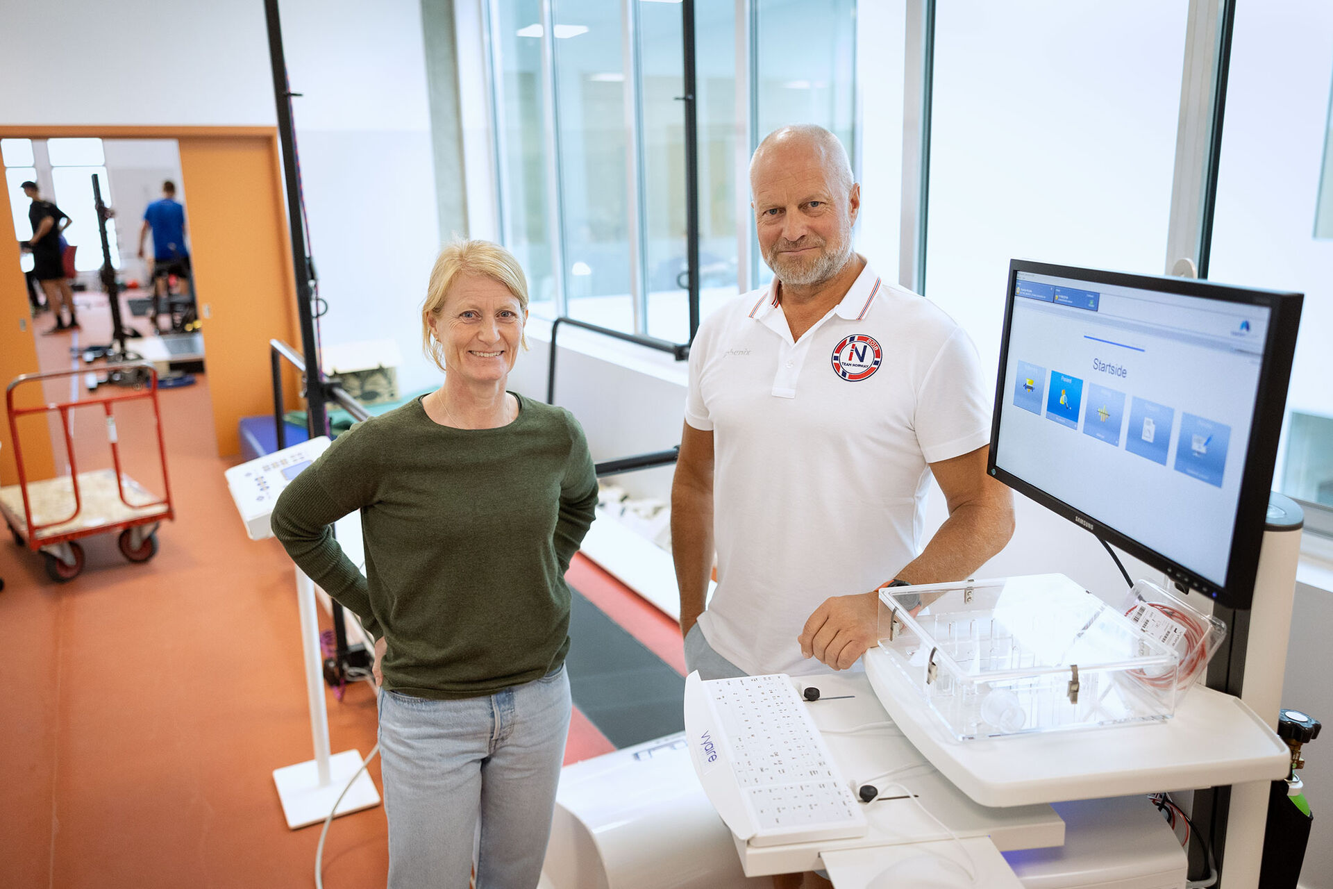 Bildet viser Birgitte og Ole i høgskolens nye testlab