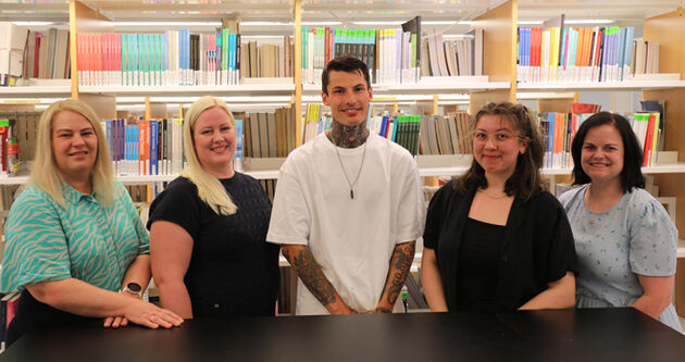 Bildet viser de fem ansatte ved høgskolens bibliotek som er særlig involvert i prosjektet. 