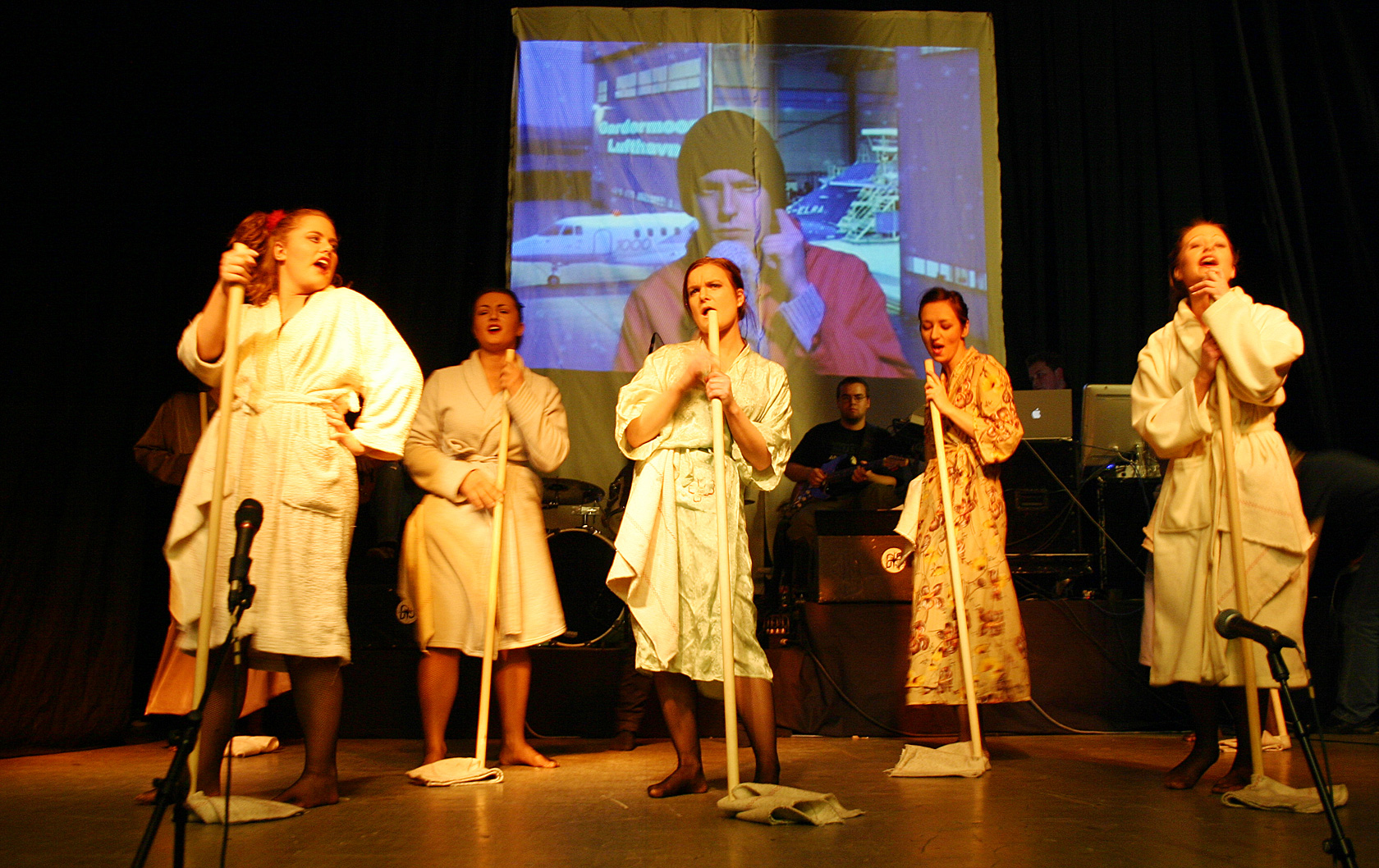 Bildet viser studenter i aksjon på scenen til UKA-revyen i Halden i 2004.