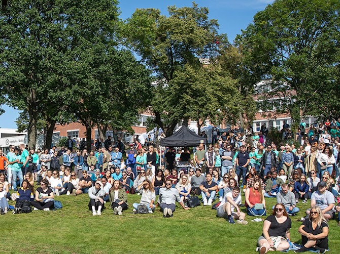 Studenter på gressplen foran campus Kråkerøy. Foto. 