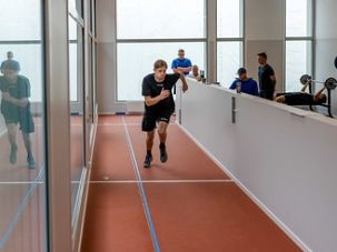 Idrettsutøver som tester hurtighet på løpegangen, foto.